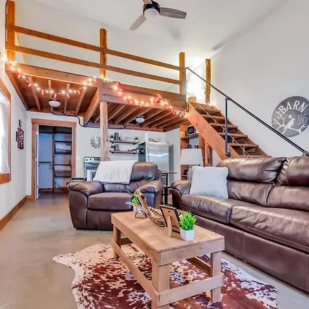 Villa The Den At J-Barn - Secluded Retreat